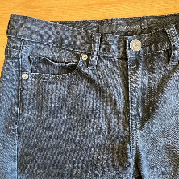 vintage | calvin klein | mid-rise black cut off shorts - Picture 4 of 5